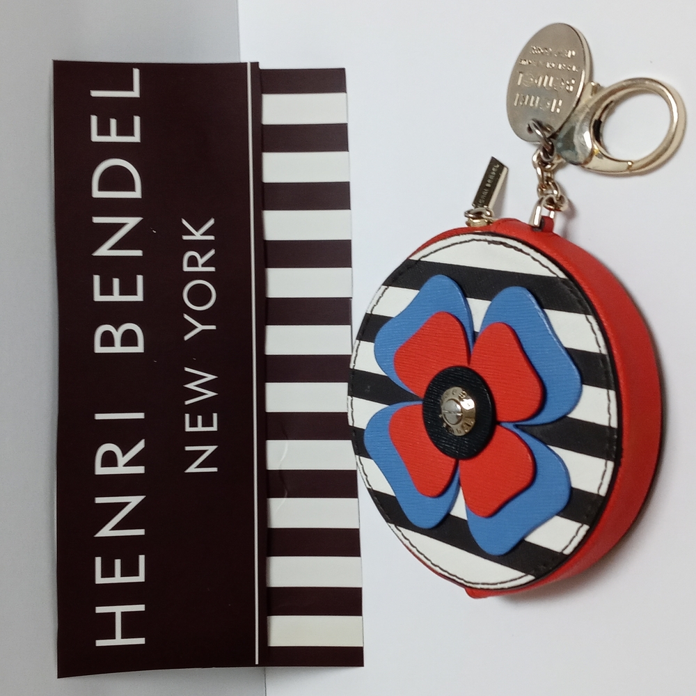 ❤️Henri Bendel Floral Keychain Pouch❤️ Fantastic Piece to change a bag❤️